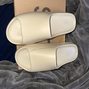 brand new Yezzy slides
